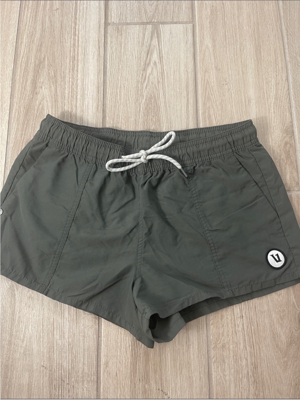 Vuori Sunwashed Mid Rise Shorts Oregano Green 2.5" Sz XS VW369